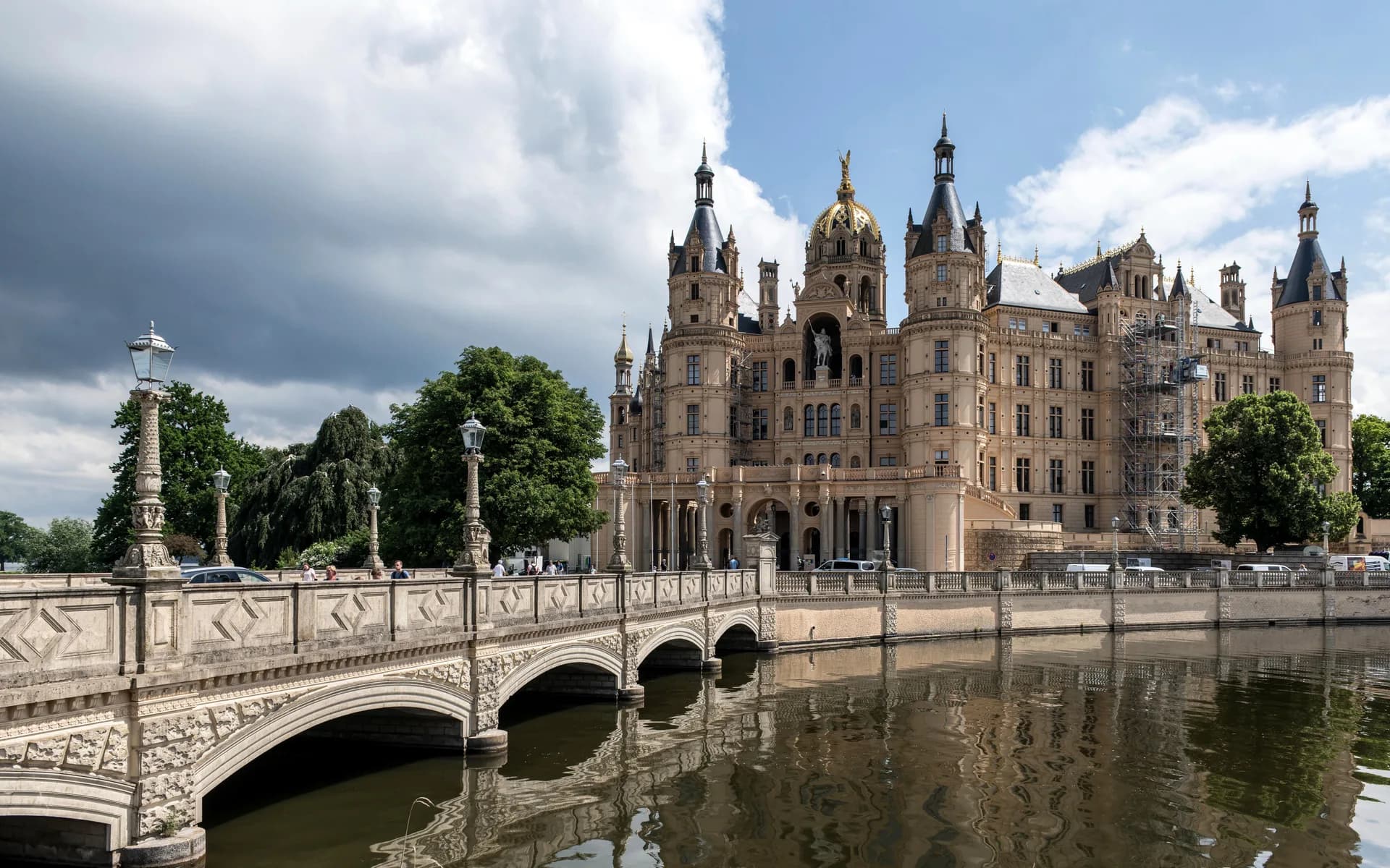 BookNoFees example image: Schwerin Castle with towers and a bridge over the water