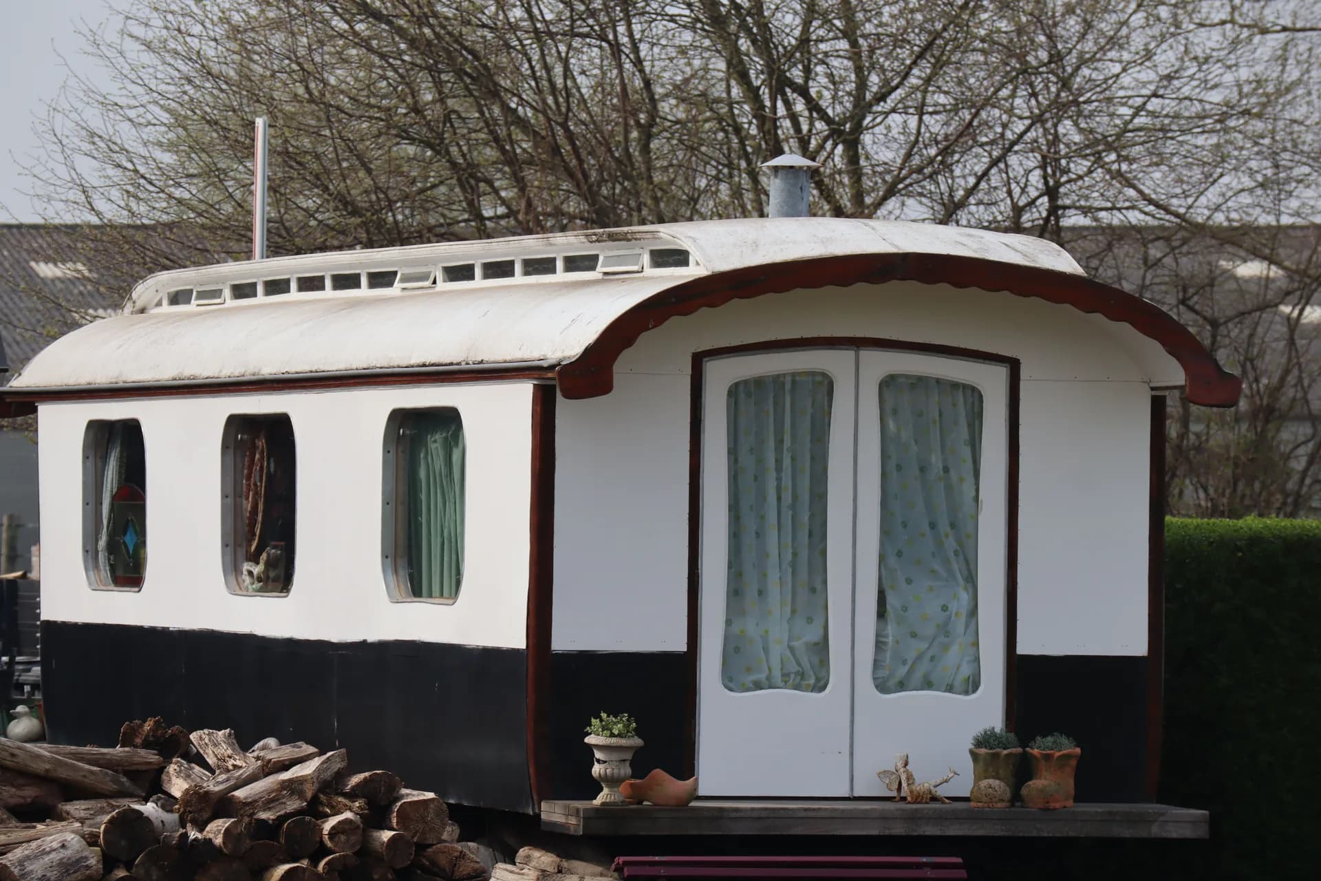 BookNoFees example image: Wooden caravan with a rounded roof and double doors