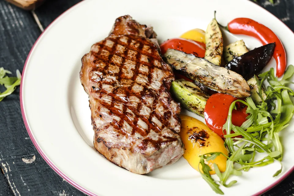 BookNoFees: Example photo: Grilled steak served with vegetables