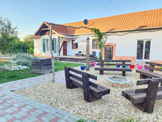 BookNoFees: Peaceful Spacious House with Garden and Fire Pit – Tiszatardos