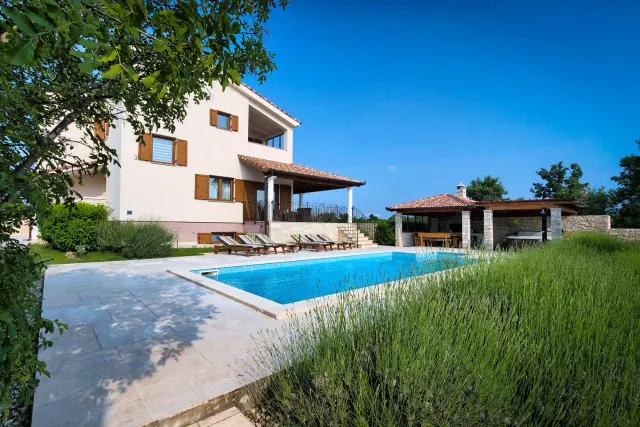BookNoFees: Spacious villa with a swimming pool and hot tub – Štokovci
