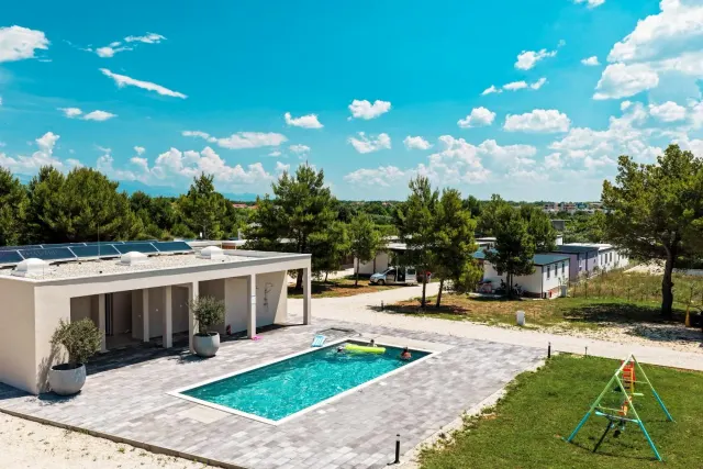 BookNoFees: Peaceful Mobile Home with Pool and Free View – Privlaka