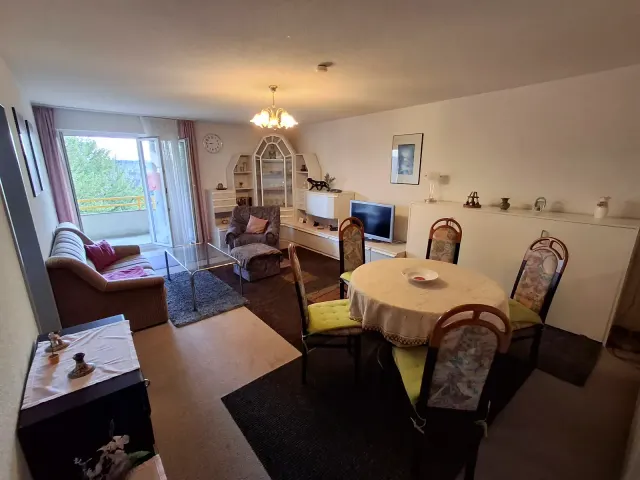 BookNoFees: Peaceful Apartment with Balcony and Tree Views – Gailingen