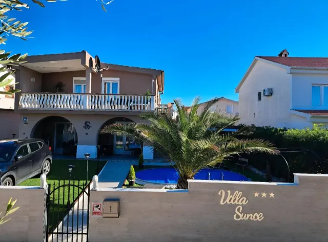 BookNoFees: Stylish flat with a swimming pool, hot tub and garden – Vir