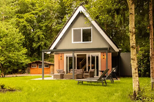 BookNoFees: Detached country cottage with an enclosed garden and play area – Norg