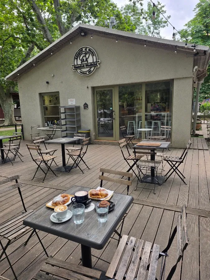 BookNoFees: Café – Domček Medická – Bratislava – The Little House in Medická, photo 1