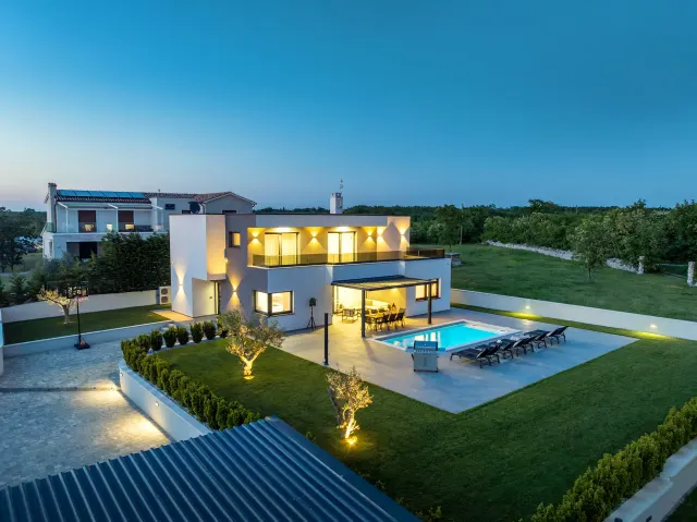 BookNoFees: Spacious villa with a private swimming pool and garden – Juršići