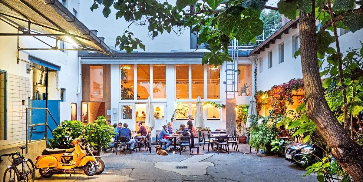 BookNoFees: Restaurant – Das Lokal im Hof – Vienna – The restaurant in the courtyard, photo 1