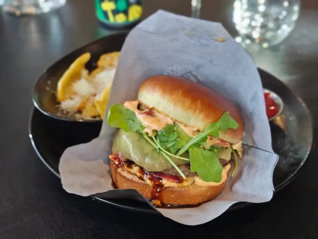 BookNoFees: Restaurant – Burgers & Wine – Helsinki – Burgers & Wine, photo 2