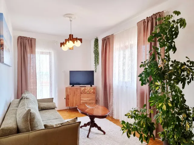 BookNoFees: Peaceful Apartment with Balcony and Shared Pool – Okrug Gornji
