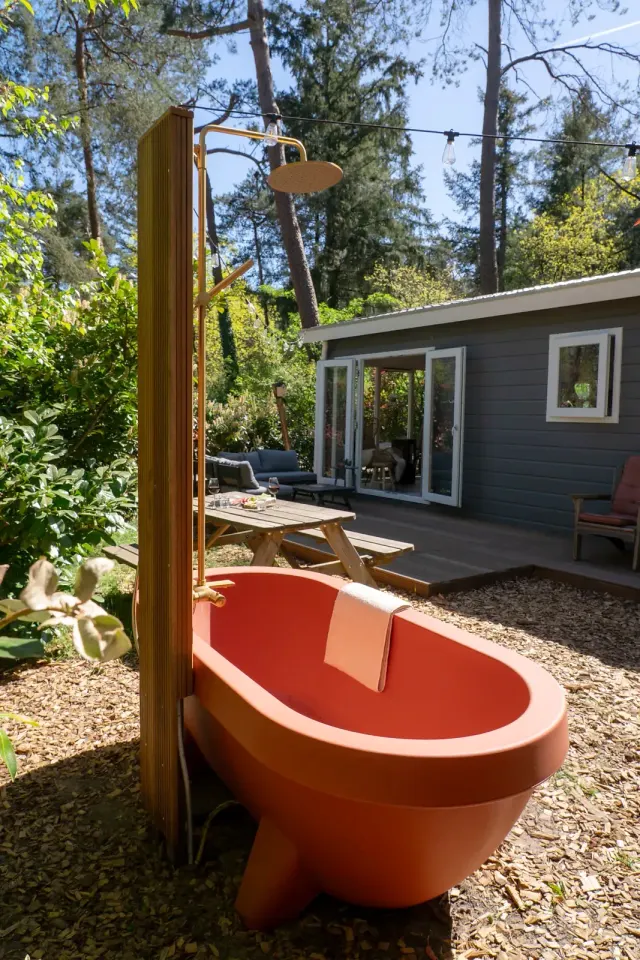 BookNoFees: Detached woodland cottage with a private heated outdoor pool – Nunspeet