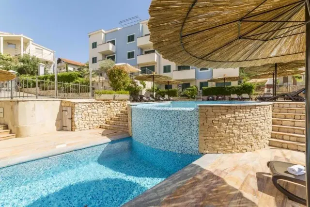 BookNoFees: A peaceful holiday flat with sea views and a swimming pool – Slatine