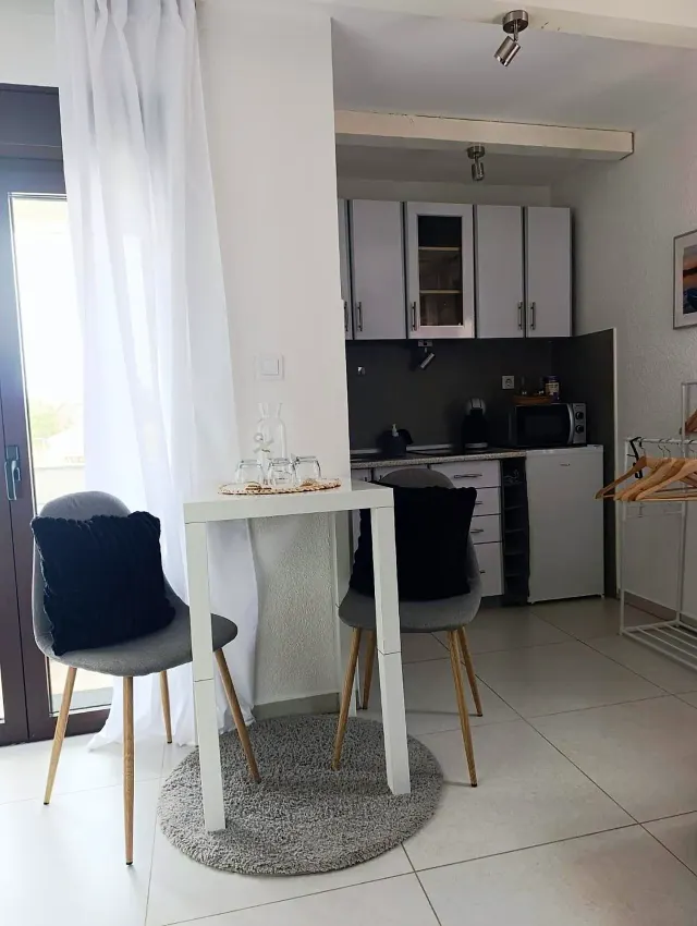 BookNoFees: Quiet studio flat with a balcony and a swimming pool – Vir