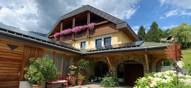 BookNoFees: Stylish flat with a garden and a fireplace – St. Michael Im Lungau