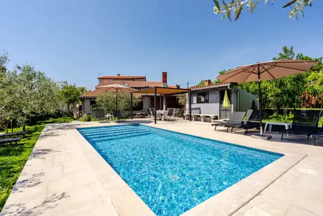 BookNoFees: Spacious Meme 1 flat with a swimming pool in Pula – Pula