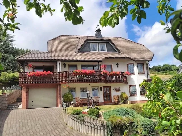 BookNoFees: A peaceful holiday flat on the edge of the woods with its own terrace – Winterberg