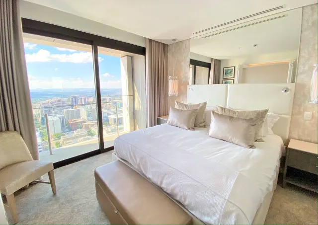 BookNoFees: Stylish Entire Accommodation with Sauna and Pool – Sandton