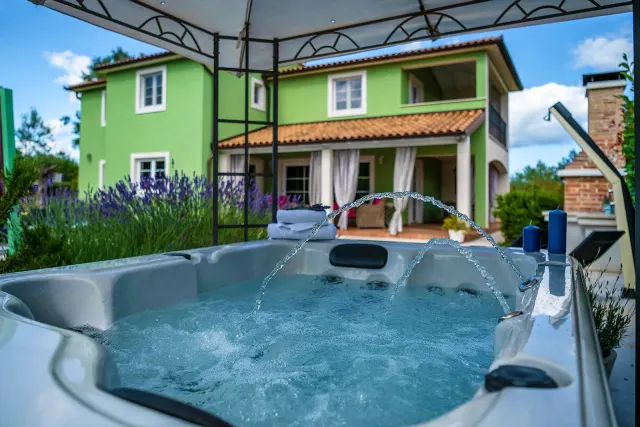 BookNoFees: Villa Branka with a swimming pool, hot tub and playground – Rakalj
