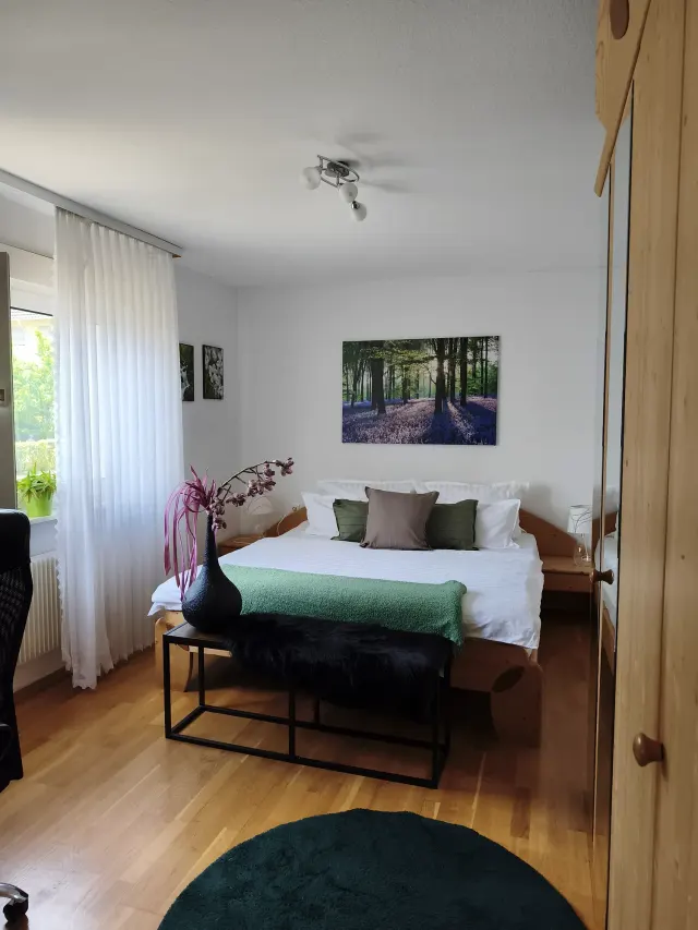 BookNoFees: Bensheim, Hesse, जर्मनी में होमस्टे – डबल बेड, जंगल की कलाकृति और लकड़ी की अलमारी के साथ बेडरूम