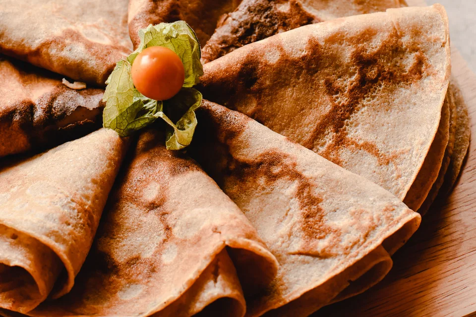BookNoFees: Example photo: Crêpes arranged on a plate